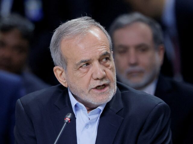 Pezeshkian do Irã promete revisão econômica em meio a protestos crescentes
