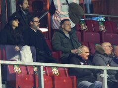 Phil Jones diz que o jogador do Man Utd tem sido ‘absolutamente brilhante’ e ninguém fala sobre ele O coproprietário do Manchester United, Sir Jim Ratcliffe, chega antes da partida da Premier League entre Manchester United e Manchester City em Old Trafford em 17 de janeiro de 2026 em Manchester, Reino Unido