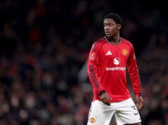 Phil Jones notou algo brilhante sobre Kobbie Mainoo x Brighton que a maioria das pessoas pode não entender Kobbie Mainoo em ação durante uma sessão de treinamento do time principal do Manchester United no complexo de treinamento de Carrington em 2025 em Manchester, Inglaterra.