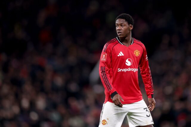 Kobbie Mainoo em ação durante uma sessão de treinamento do time principal do Manchester United no complexo de treinamento de Carrington em 2025 em Manchester, Inglaterra.