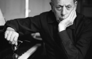 Philip Glass cancela estreia da sinfonia de ‘Lincoln’ no Kennedy Center em meio a grande agitação Philip Glass cancela estreia da sinfonia de 'Lincoln' no Kennedy Center em meio a grande agitação