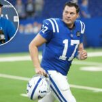 O quarterback do Indianapolis Colts, Philip Rivers (17), procura um recebedor aberto.