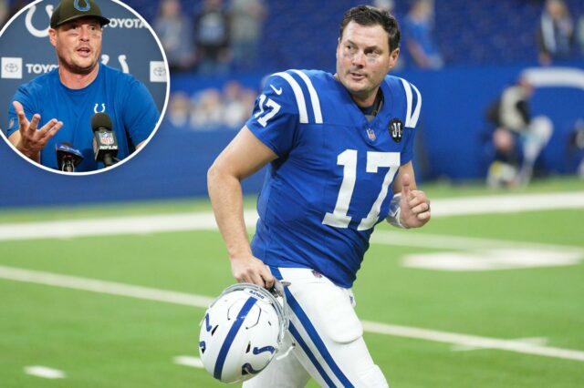 Philip Rivers deixa clara sua posição sobre o futuro da O quarterback do Indianapolis Colts, Philip Rivers (17), procura um recebedor aberto.