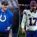 O quarterback do Indianapolis Colts, Philip Rivers, visita antes de um jogo de futebol americano da NFL contra o Houston Texans.