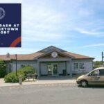 Edifício do Aeroporto P-Town com uma minivan estacionada em frente.