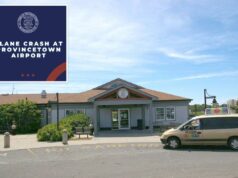 Piloto morto em acidente de avião em chamas no aeroporto de Cape Cod Edifício do Aeroporto P-Town com uma minivan estacionada em frente.