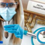 Um cientista com jaleco, óculos de proteção e máscara pipetando líquido de transplante fecal em um tubo de ensaio.