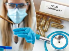 Pílulas de cocô são uma ‘virada de jogo’ no tratamento do câncer: estudo Um cientista com jaleco, óculos de proteção e máscara pipetando líquido de transplante fecal em um tubo de ensaio.