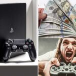 Mãos contando uma pilha de notas de 100 dólares acima de documentos financeiros e uma lupa.