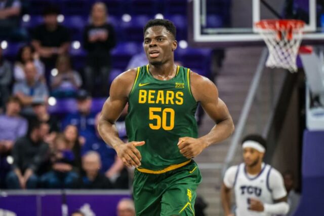 O pivô de Baylor, James Nnaji, sobe na quadra durante um jogo de basquete universitário da NCAA contra o TCU.