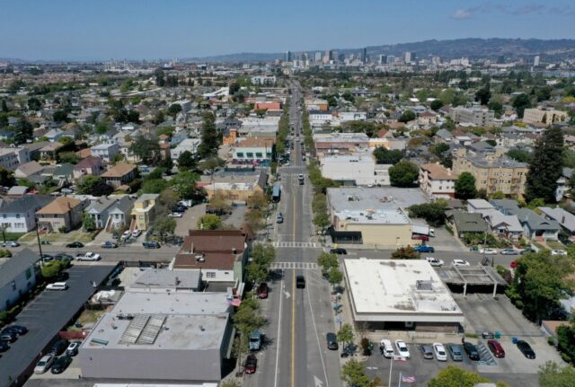 Polícia: A mulher da Alameda estava tão ocupada espancando sua filha adolescente cega que não percebeu que seu filho de 3 anos estava no trânsito
