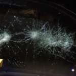 O jipe ​​supostamente roubado foi visto com o corpo danificado do lado de fora de um motel.