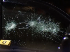 Polícia abre fogo em Melbourne após carro da polícia supostamente bater O jipe supostamente roubado foi visto com o corpo danificado do lado de fora de um motel.