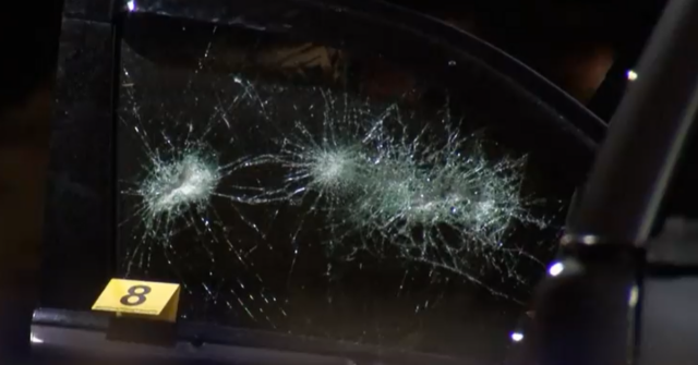 O jipe ​​supostamente roubado foi visto com o corpo danificado do lado de fora de um motel.