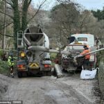 Um caminhão de cimento bloqueando a estrada durante a construção em Awkward Hill em Bibury no ano passado