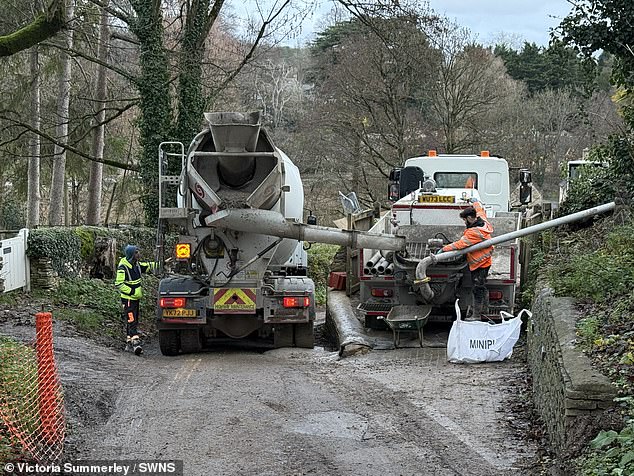 Polícia armada ataca a 'rua mais bonita' da Grã-Bretanha em Um caminhão de cimento bloqueando a estrada durante a construção em Awkward Hill em Bibury no ano passado