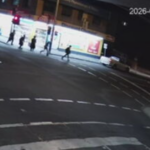 Imagens de CCTV mostram o ute fazendo meia-volta e seguindo os meninos enquanto eles tentavam fugir.