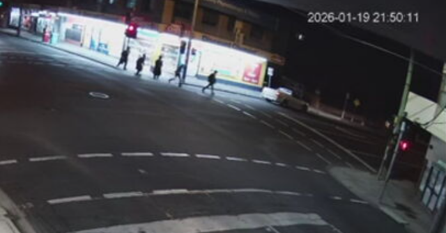 Polícia caça carro após adolescentes judeus serem 'perseguidos' enquanto 'são Imagens de CCTV mostram o ute fazendo meia-volta e seguindo os meninos enquanto eles tentavam fugir.