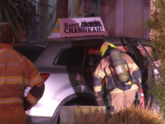 Polícia prende homem por bombardeio incendiário no carro do rabino na manhã de Natal O carro de um rabino exibindo decorações de Hanukkah foi bombardeado em um ataque na manhã de Natal em Melbourne.