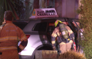 Polícia prende homem por bombardeio incendiário no carro do rabino na manhã de Natal O carro de um rabino exibindo decorações de Hanukkah foi bombardeado em um ataque na manhã de Natal em Melbourne.