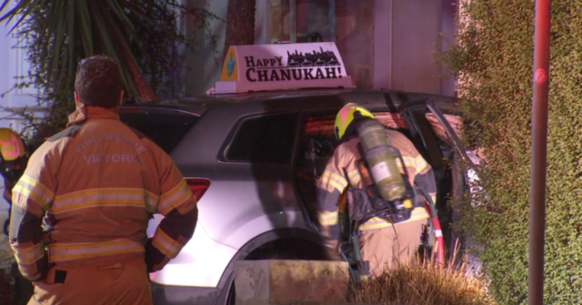 O carro de um rabino exibindo decorações de Hanukkah foi bombardeado em um ataque na manhã de Natal em Melbourne.