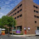 Um caminhão refrigerado, servindo como necrotério improvisado, está estacionado em frente ao departamento de emergência de Cobble Hill da NYU Langone Health durante a pandemia do coronavírus.
