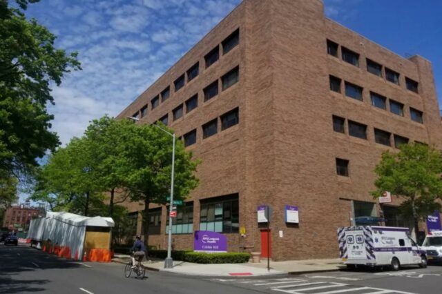 Um caminhão refrigerado, servindo como necrotério improvisado, está estacionado em frente ao departamento de emergência de Cobble Hill da NYU Langone Health durante a pandemia do coronavírus.