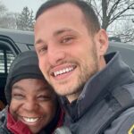 Rhea Holmes e o oficial Jamie Pastorello. Departamento de Polícia de Siracusa