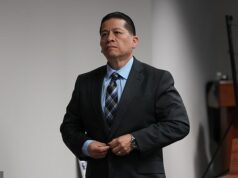 Policial de Uvalde considerado inocente de colocar crianças em perigo por sua resposta ao tiroteio na escola primária Adrian Gonzalez foi absolvido de todas as 29 acusações de colocar crianças em perigo em conexão com o tiroteio em massa na escola Robb Elementary na quarta-feira, após apenas uma hora de deliberações.