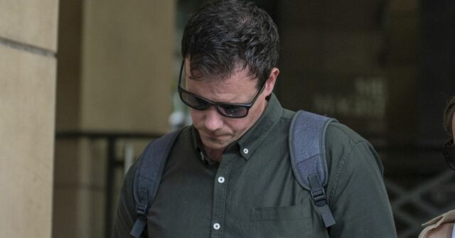 Policial enfrenta tribunal acusado de estuprar mulher enquanto estava de folga
