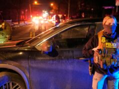 Policial federal atira em homem em Minneapolis Oficiais de imigração federal no local de um suposto tiroteio na quarta-feira, 14 de janeiro de 2026, em Minneapolis. (Foto AP/John Locher)