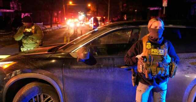 Oficiais de imigração federal no local de um suposto tiroteio na quarta-feira, 14 de janeiro de 2026, em Minneapolis. (Foto AP/John Locher)