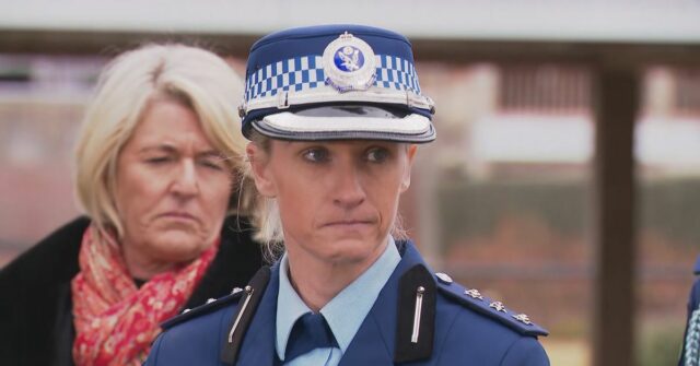 A inspetora Amy Scott recebe o Prêmio Valor do Comissário durante uma cerimônia na Academia de Polícia de NSW em Goulburn