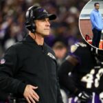 O técnico do Baltimore Ravens, John Harbaugh, na linha lateral durante um jogo.