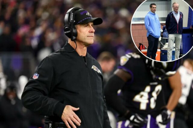 O técnico do Baltimore Ravens, John Harbaugh, na linha lateral durante um jogo.