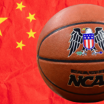 Por dentro do escândalo de redução de pontas da NCAA e por que foi tão difícil de detectar. O basquete foi rotulado como NCAA com o emblema da águia dos EUA em primeiro plano contra o fundo da bandeira chinesa, simbolizando o escândalo internacional de redução de pontos e apostas.