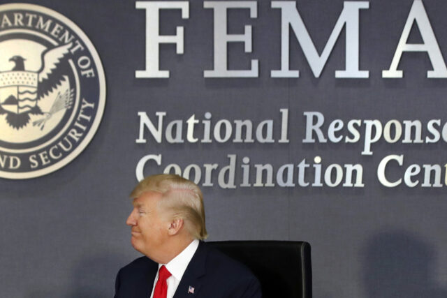 ARQUIVO - Um bairro ainda inundado pelo furacão Milton se prepara para transferir o Centro de Recuperação de Desastres da FEMA para um local de votação para as eleições gerais na segunda-feira, 4 de novembro de 2024, em Ridge Manor, Flórida.