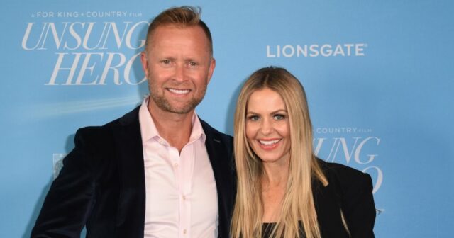 Por que Candace Cameron Bure se sentiu 'presa' durante os GettyImages-2148776096 Candace Cameron Bure relembra ter se sentido 'presa' durante os momentos difíceis do casamento