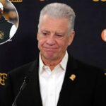 O técnico Mike Tomlin, do Pittsburgh Steelers, observa antes do jogo contra o Houston Texans no Acrisure Stadium em 12 de janeiro de 2026 em Pittsburgh, Pensilvânia.