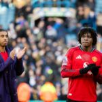 Patrick Dorgu driblando a bola em Elland Road