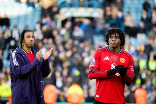 Patrick Dorgu driblando a bola em Elland Road