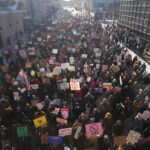 O governador de Minnesota, Tim Walz, e sua esposa, Gwen Walz, participam de uma vigília em homenagem a Renee Good na sexta-feira, 9 de janeiro de 2026, em St. (Rádio Pública Kerem Yücel/Minnesota via AP)