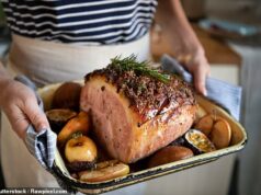 Por que a carne de porco é “a carne mais saudável” – e tem os mesmos benefícios que lentilhas, ervilhas e feijões, de acordo com uma nova pesquisa Carne de porco assada e minimamente processada pode ajudar a apoiar o envelhecimento saudável em adultos mais velhos, dizem os cientistas