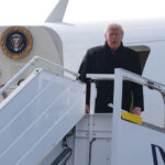 ARQUIVO - O ex-presidente Donald Trump fala aos repórteres durante uma visita à fazenda da família Vande Voort, domingo, 1º de outubro de 2023, em Leighton, Iowa. Trump está pressionando seus apoiadores para que obtenham uma vitória surpreendente nas convenções de Iowa, daqui a um mês. Ao contrário da sua primeira participação nas convenções, a campanha de Trump é agora dirigida por veteranos do Iowa que não estão apenas a firmar compromissos nas convenções, mas também a construir uma organização formidável para tentar manter a sua liderança. (Foto AP / Charlie Neibergall, Arquivo)