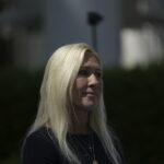 A deputada Marjorie Taylor Greene, R-Ga., fala em um comício do candidato presidencial republicano, o ex-presidente Donald Trump, domingo, 9 de junho de 2024, em Las Vegas. (Foto AP/John Locher)