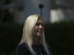 Por que esta não será a última vez que ouviremos falar de Marjorie Taylor Greene A deputada Marjorie Taylor Greene, R-Ga., fala em um comício do candidato presidencial republicano, o ex-presidente Donald Trump, domingo, 9 de junho de 2024, em Las Vegas. (Foto AP/John Locher)