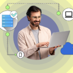 Um smartphone com vários aplicativos conectados e ícones de nuvem ao seu redor.