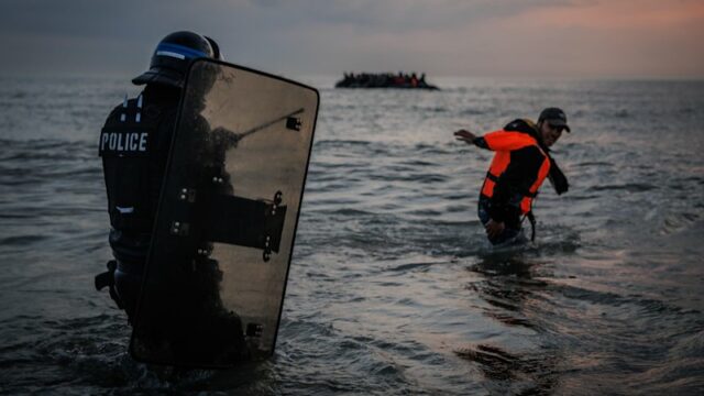 'Por que não?' Imigração congelada em mesa enquanto profunda divisão David Crowe