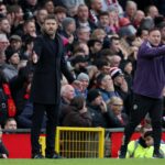 O técnico interino do Manchester United, Michael Carrick, aborda Patrick Dorgu do Manchester United após a partida da Premier League entre Manchester United e Manchester City em Old Trafford em 17 de janeiro de 2026