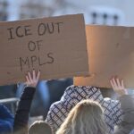 Comandante da Patrulha de Fronteira dos EUA. Gregory Bovino se junta a agentes federais no local de um tiroteio em Minneapolis na quarta-feira, 7 de janeiro de 2026. (Ellen Schmidt/MinnPost via AP)